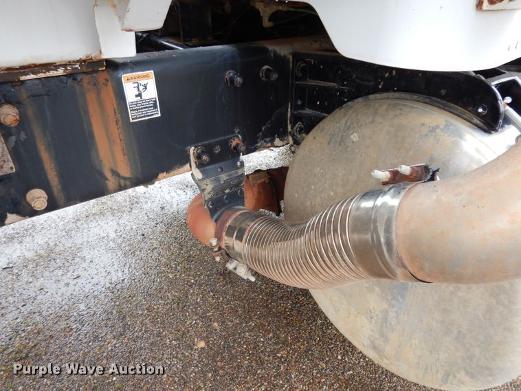 image for item DH2362 2006 Peterbilt 335 water truck