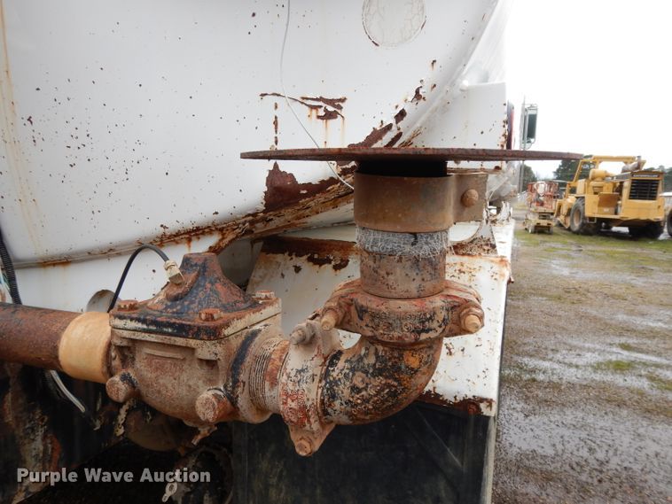 image for item DH2362 2006 Peterbilt 335 water truck