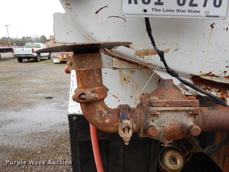 image for item DH2362 2006 Peterbilt 335 water truck