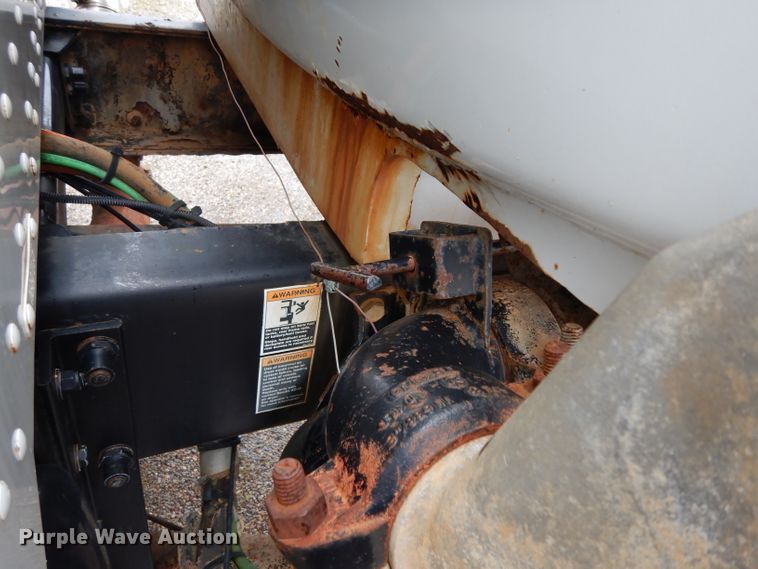 image for item DH2362 2006 Peterbilt 335 water truck