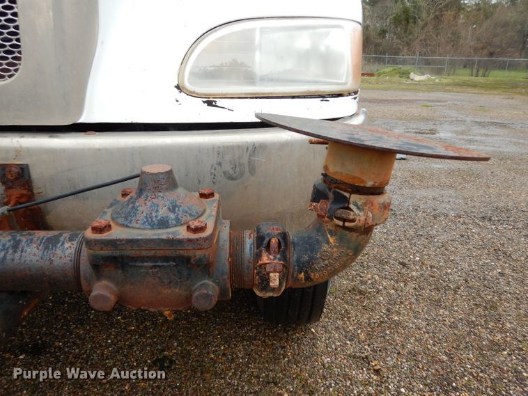 image for item DH2362 2006 Peterbilt 335 water truck