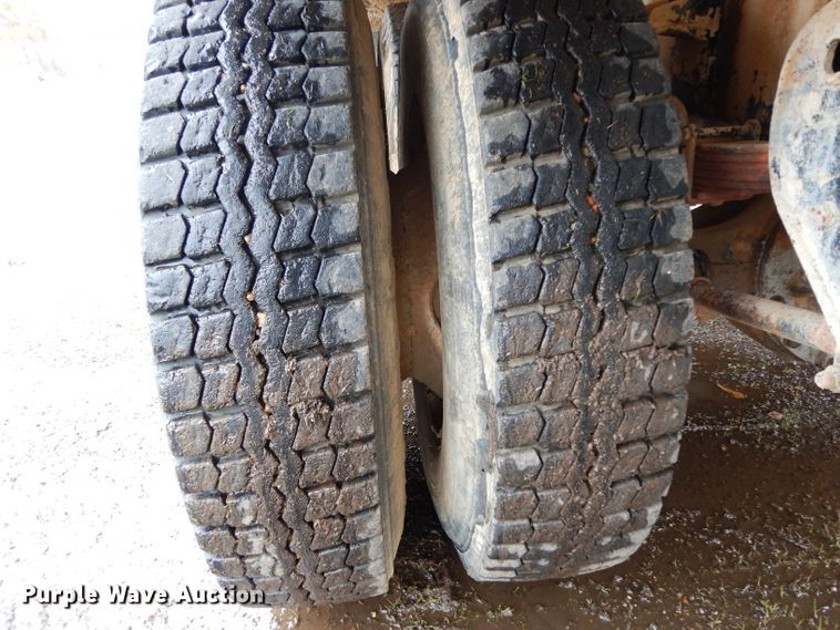 image for item DH2362 2006 Peterbilt 335 water truck