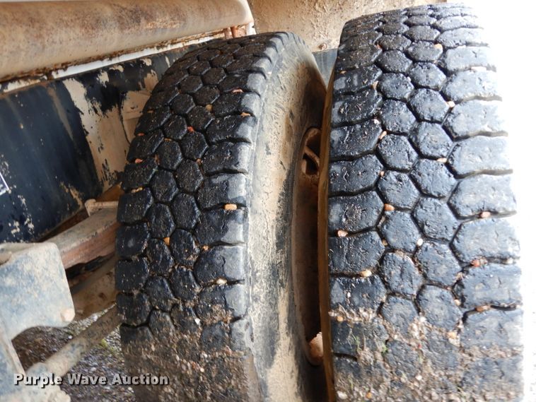 image for item DH2362 2006 Peterbilt 335 water truck