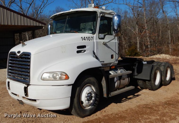 image for item DH5069 2004 Mack CX613 semi truck