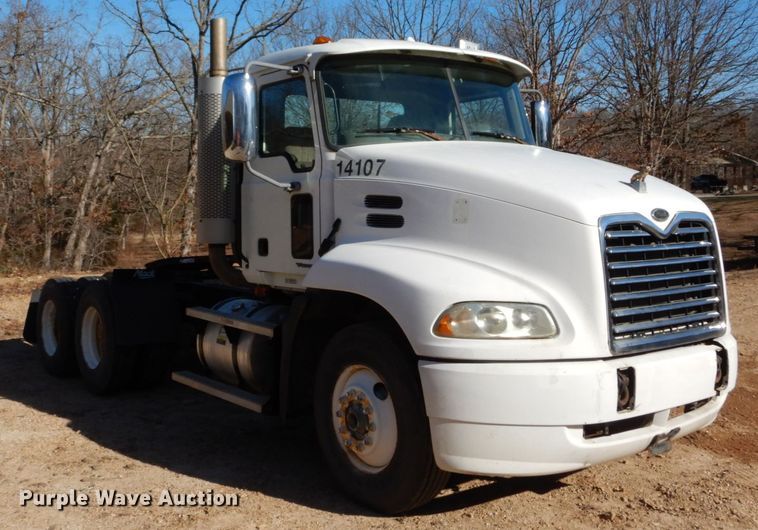 image for item DH5069 2004 Mack CX613 semi truck