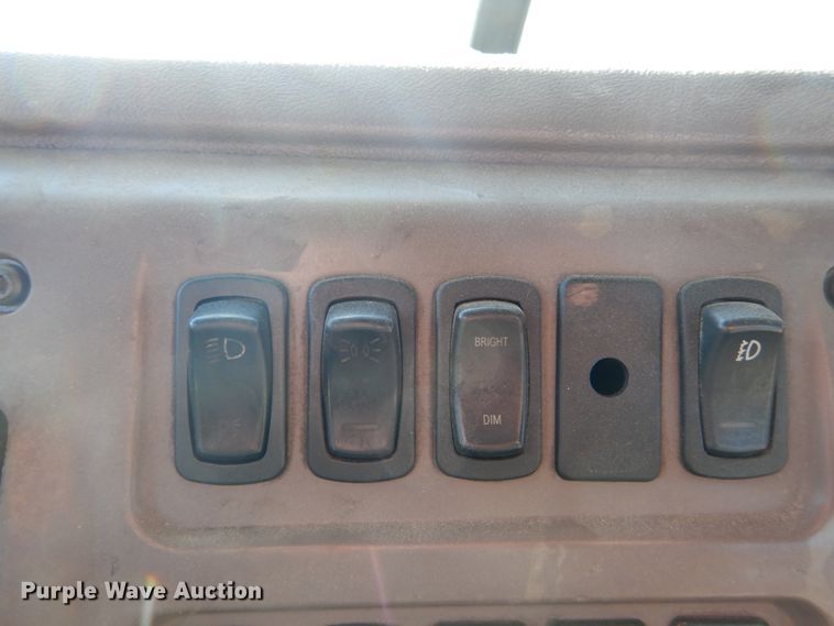 image for item DH5069 2004 Mack CX613 semi truck