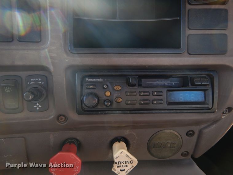 image for item DH5069 2004 Mack CX613 semi truck