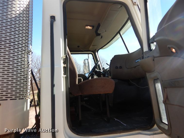 image for item DH5069 2004 Mack CX613 semi truck