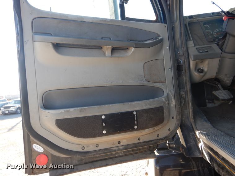 image for item DH6255 2007 Freightliner Columbia semi truck