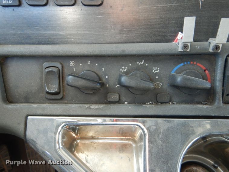 image for item DH6255 2007 Freightliner Columbia semi truck