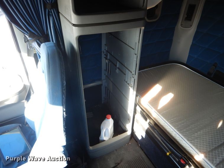 image for item DH6255 2007 Freightliner Columbia semi truck