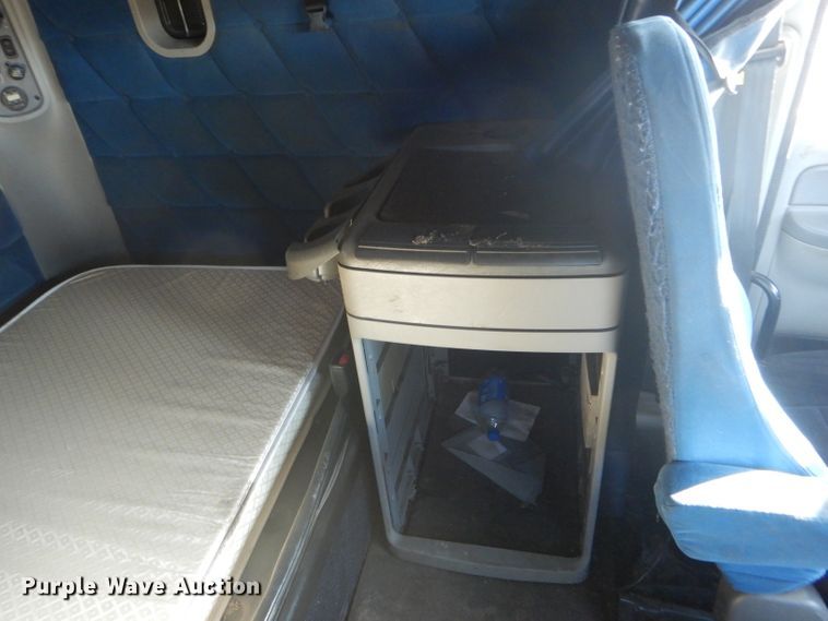 image for item DH6255 2007 Freightliner Columbia semi truck