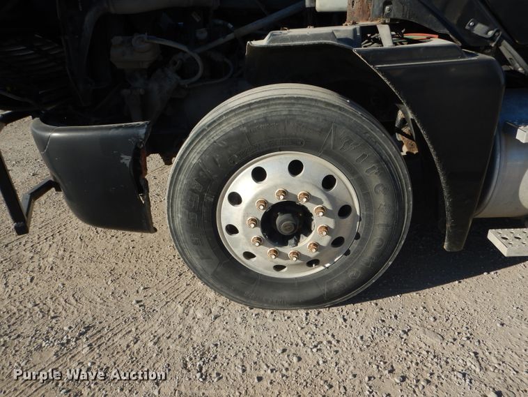 image for item DH6255 2007 Freightliner Columbia semi truck