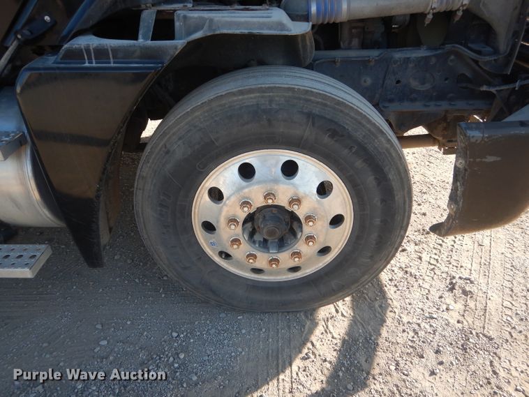 image for item DH6255 2007 Freightliner Columbia semi truck