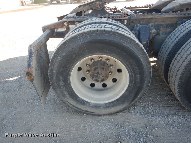 image for item DH6255 2007 Freightliner Columbia semi truck