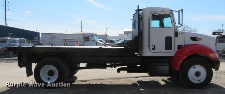 image for item DI2071 2007 Peterbilt 335 flatbed truck