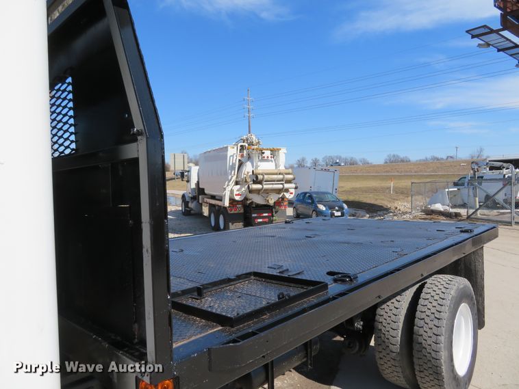 image for item DI2071 2007 Peterbilt 335 flatbed truck