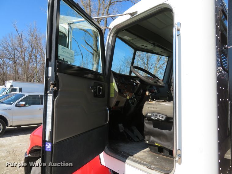 image for item DI2071 2007 Peterbilt 335 flatbed truck