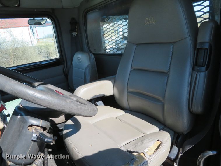 image for item DI2071 2007 Peterbilt 335 flatbed truck