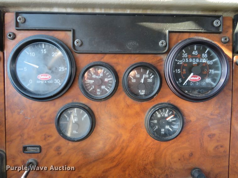 image for item DI2071 2007 Peterbilt 335 flatbed truck