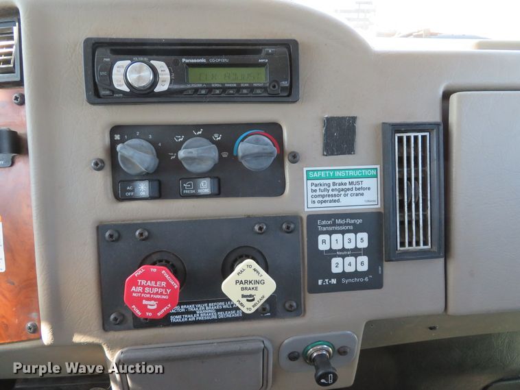 image for item DI2071 2007 Peterbilt 335 flatbed truck