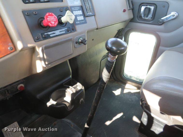 image for item DI2071 2007 Peterbilt 335 flatbed truck