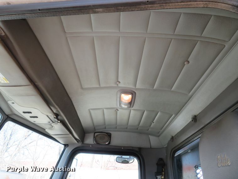 image for item DI2071 2007 Peterbilt 335 flatbed truck