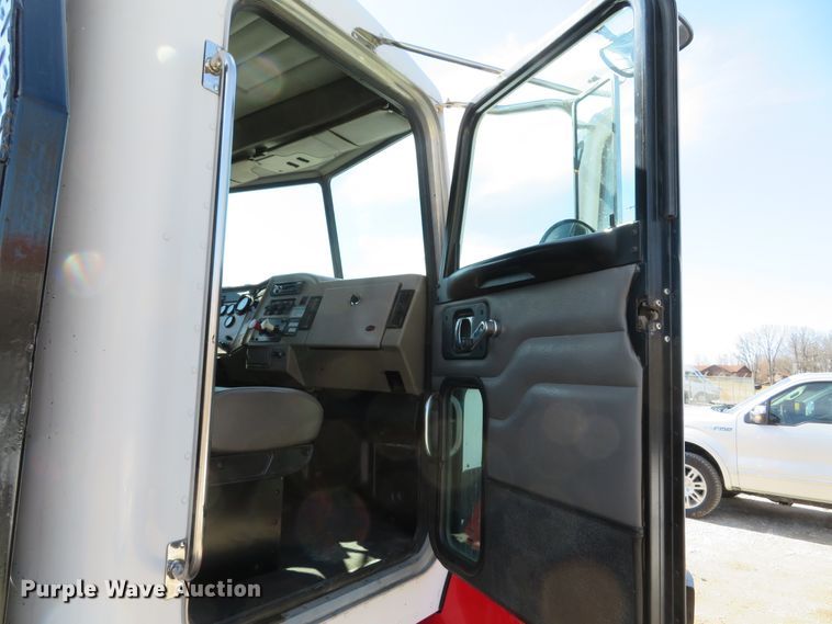 image for item DI2071 2007 Peterbilt 335 flatbed truck