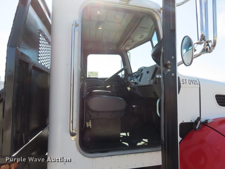 image for item DI2071 2007 Peterbilt 335 flatbed truck