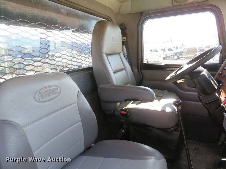 image for item DI2071 2007 Peterbilt 335 flatbed truck