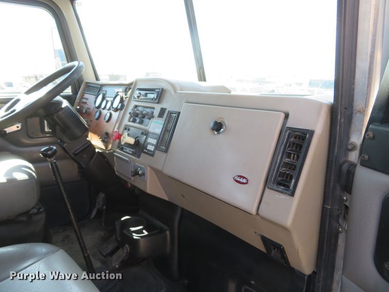 image for item DI2071 2007 Peterbilt 335 flatbed truck