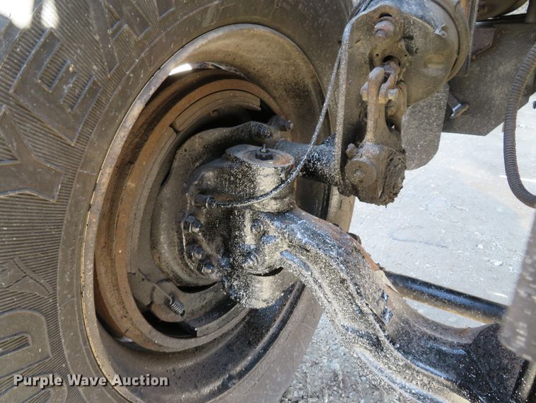 image for item DI2071 2007 Peterbilt 335 flatbed truck