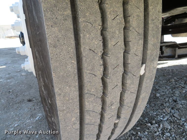 image for item DI2071 2007 Peterbilt 335 flatbed truck