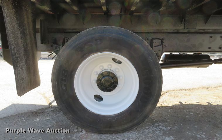 image for item DI2071 2007 Peterbilt 335 flatbed truck