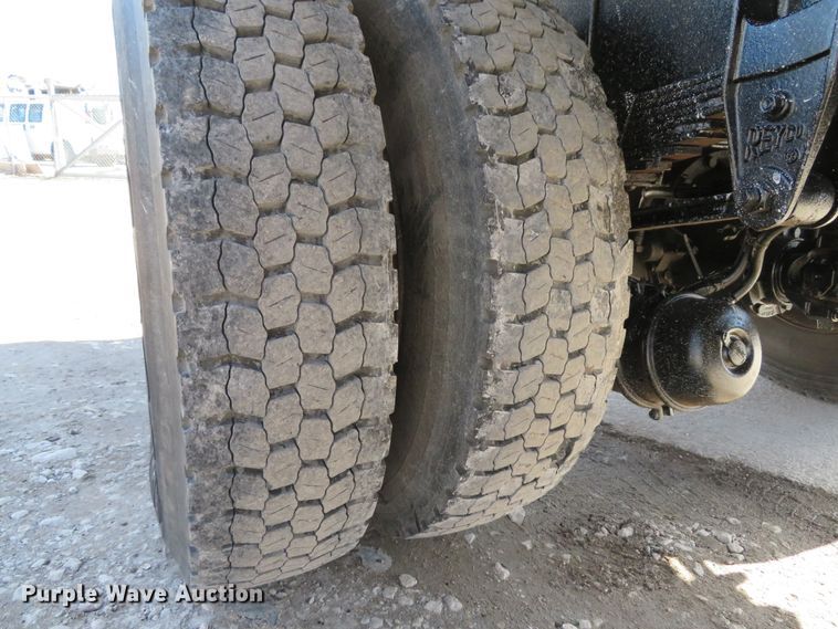 image for item DI2071 2007 Peterbilt 335 flatbed truck