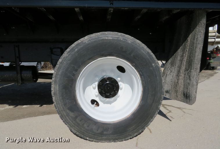 image for item DI2071 2007 Peterbilt 335 flatbed truck