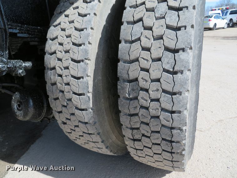 image for item DI2071 2007 Peterbilt 335 flatbed truck