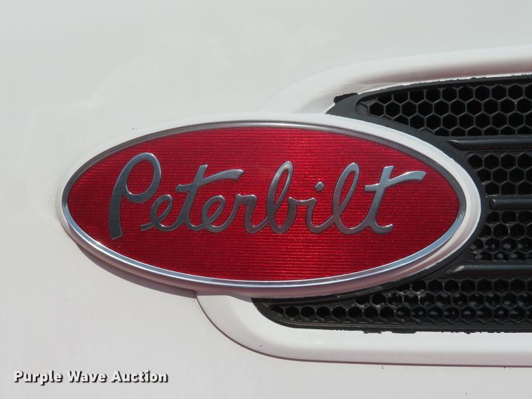 image for item DI2071 2007 Peterbilt 335 flatbed truck