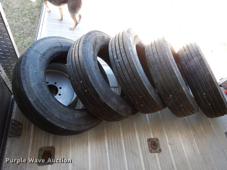 image for item EK9185 2001 United Stacker enclosed cargo trailer