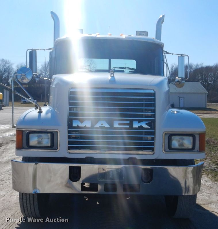 image for item GB9808 1999 Mack CH613 semi truck