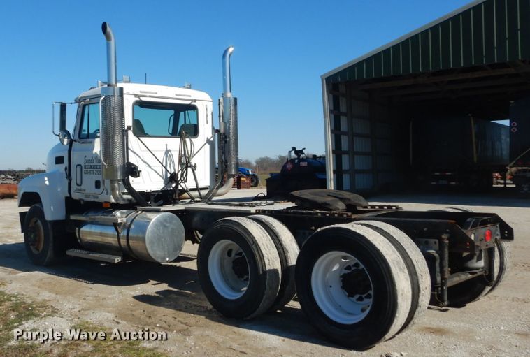 image for item GB9808 1999 Mack CH613 semi truck