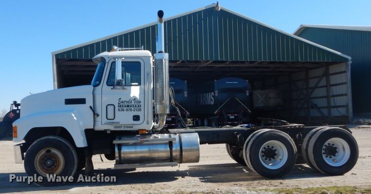 image for item GB9808 1999 Mack CH613 semi truck