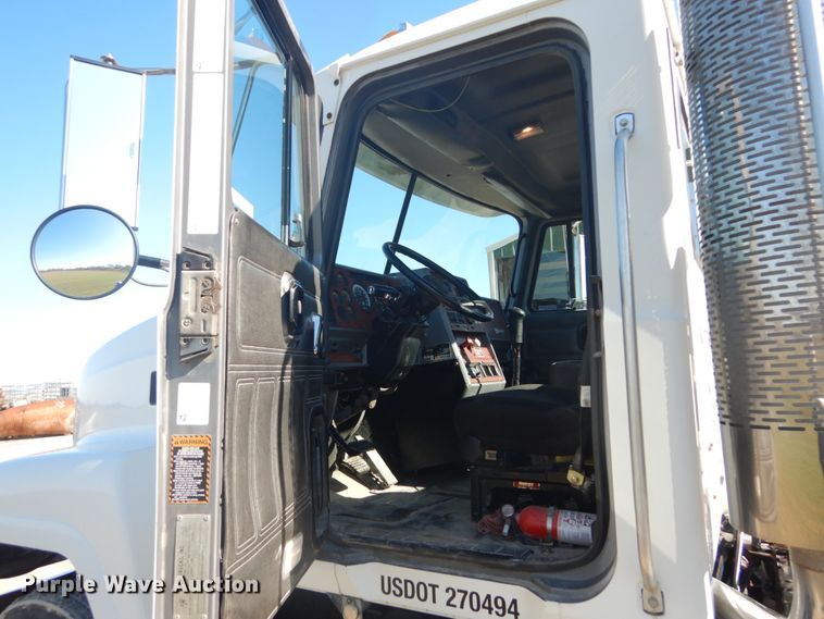 image for item GB9808 1999 Mack CH613 semi truck