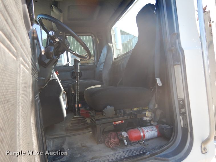 image for item GB9808 1999 Mack CH613 semi truck