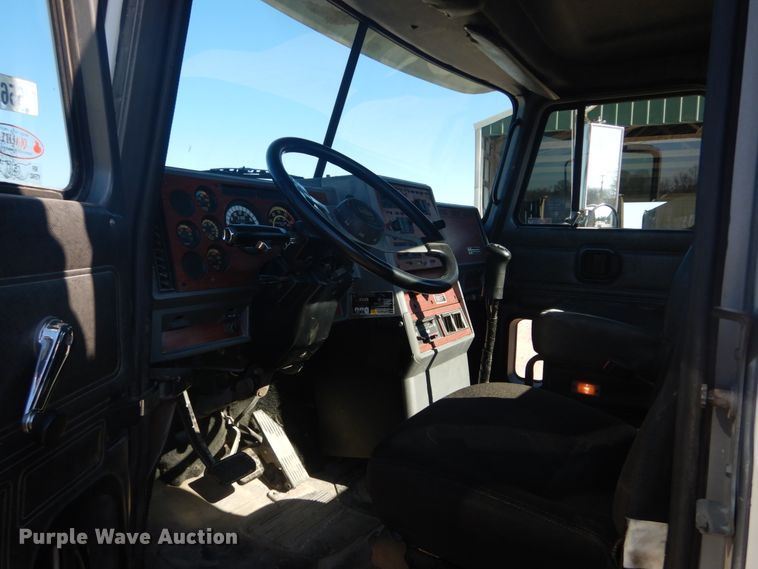 image for item GB9808 1999 Mack CH613 semi truck