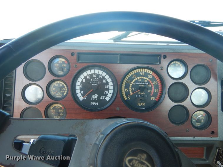 image for item GB9808 1999 Mack CH613 semi truck