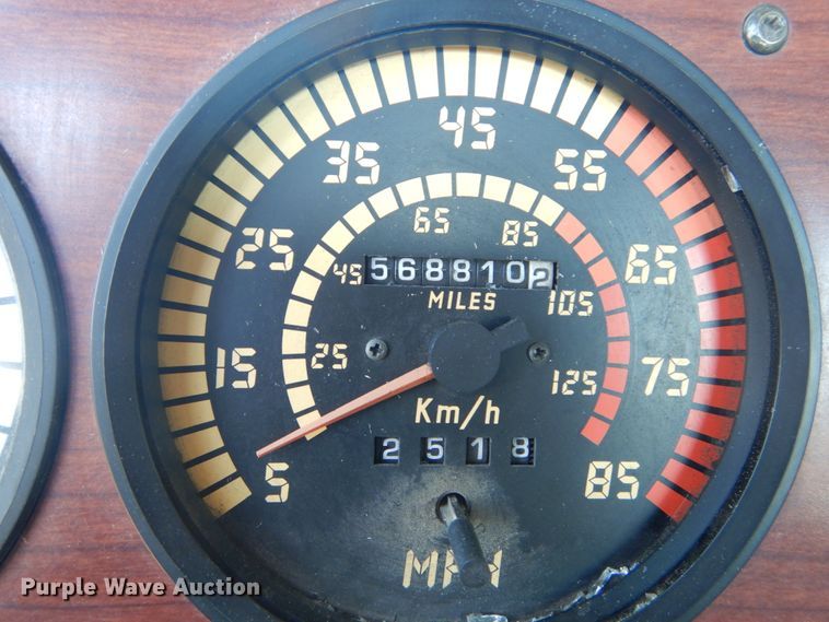 image for item GB9808 1999 Mack CH613 semi truck