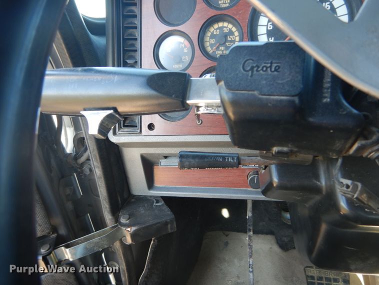 image for item GB9808 1999 Mack CH613 semi truck