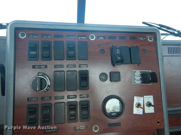 image for item GB9808 1999 Mack CH613 semi truck