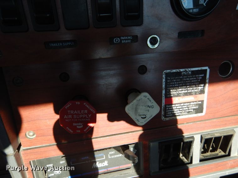 image for item GB9808 1999 Mack CH613 semi truck